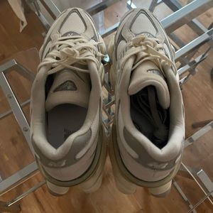 New balance 9060 great silver white & tan men size 8.0 women size 9.5 brand new